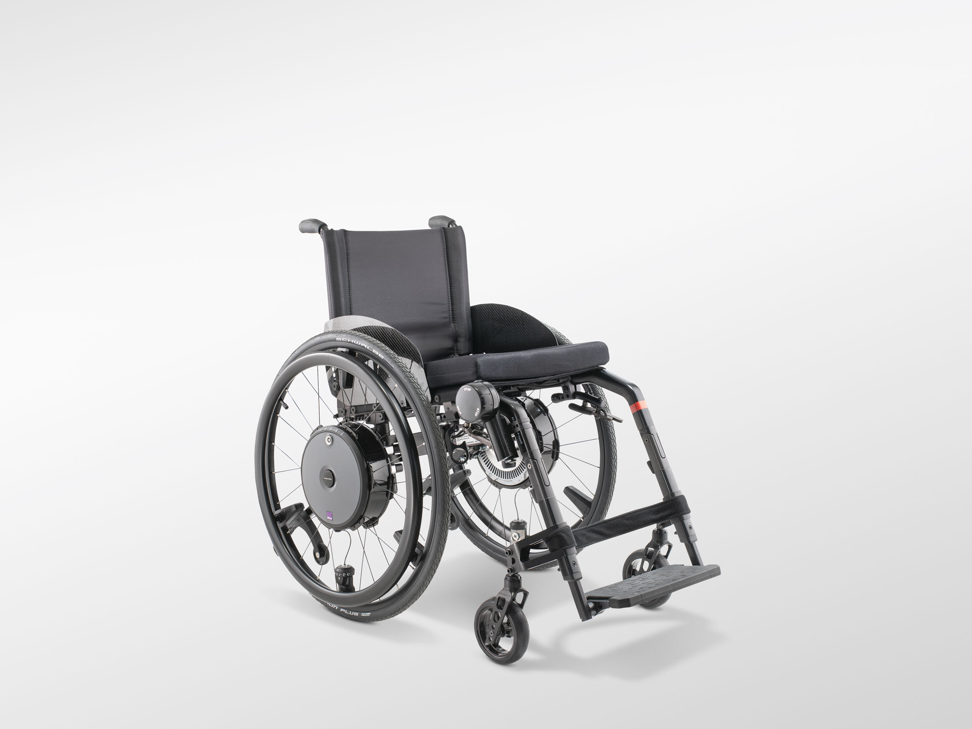 Alber-e-motion-DuoDrive-Rollstuhl-gut-ausgleuchtet-vor-grauem-Hintergrund im Seitenprofil ohne Fahrer