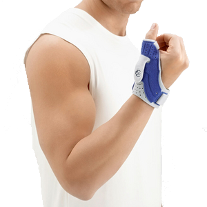 kräftiger männlicher Oberarm mit blauer Daumenorthese
